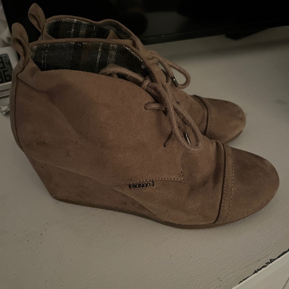 BONGO Tan Lace-Up Wedges